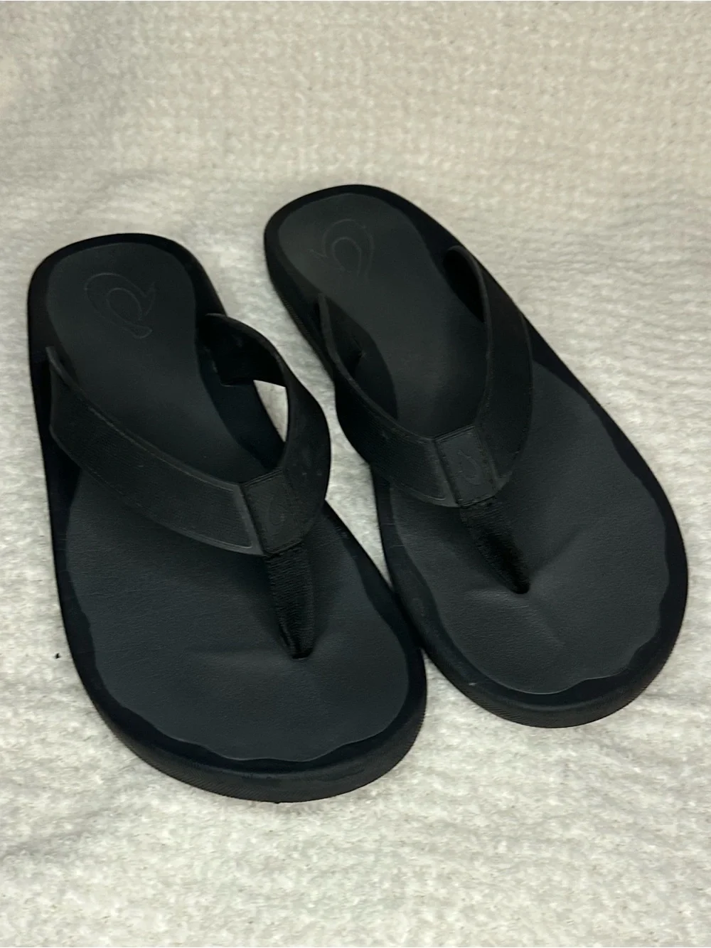 OluKai Women's Black Thong Sandal